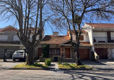 La Perla, Brandsen 3729 - Hermoso chalet de 4 ambientes con dependencia, parque, quincho y garaje